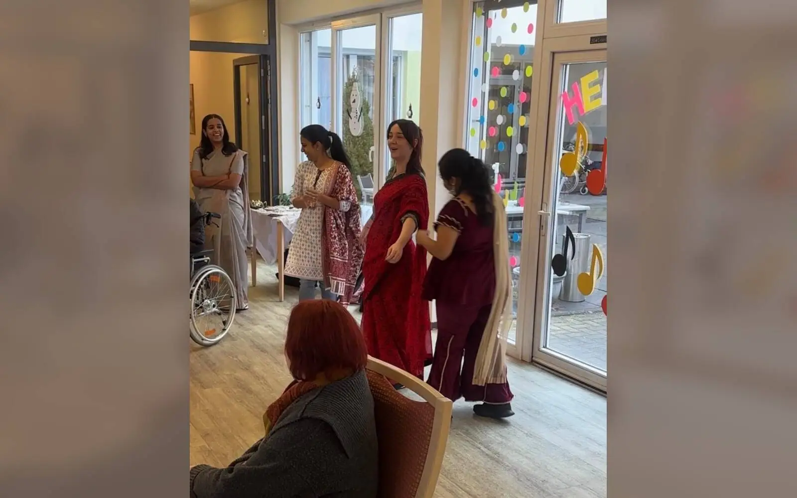 Ashwini Lakshmi (DIG) kleidet Frau Alissa Keilhauer (Alloheim) in einen Sari ein. Foto: DIG Trier