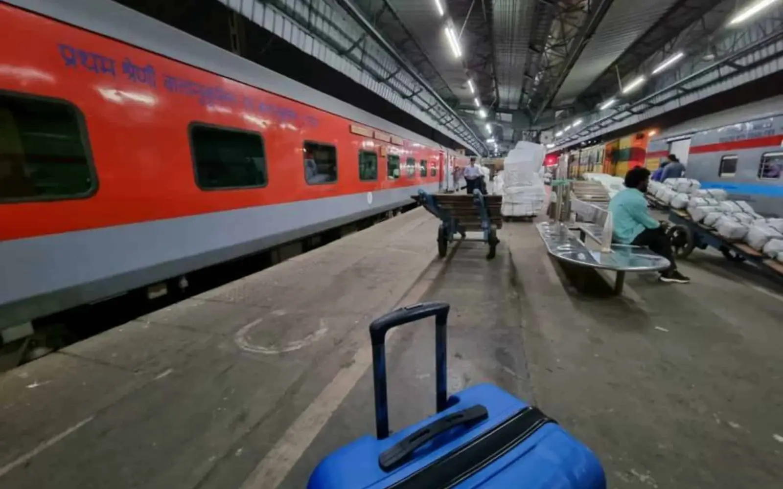 Noch ist es am Bahnsteig in Mumbai recht ruhig - Foto: © www.jowapress.de