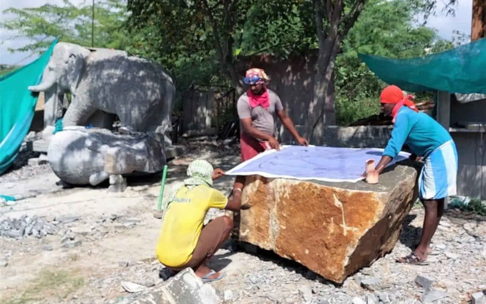 Steinmetzarbeit, ein Steinblock, der ein Elefant wird. Foto: Rainer Schoder