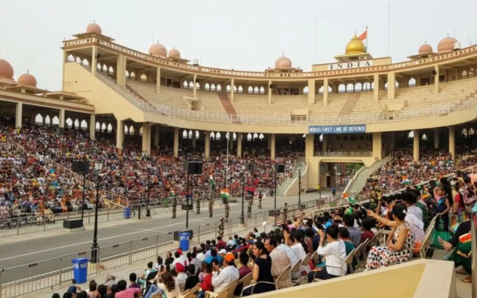 Wagah Border - Der Grenzübergang ist aufgebaut wie ein Stadion