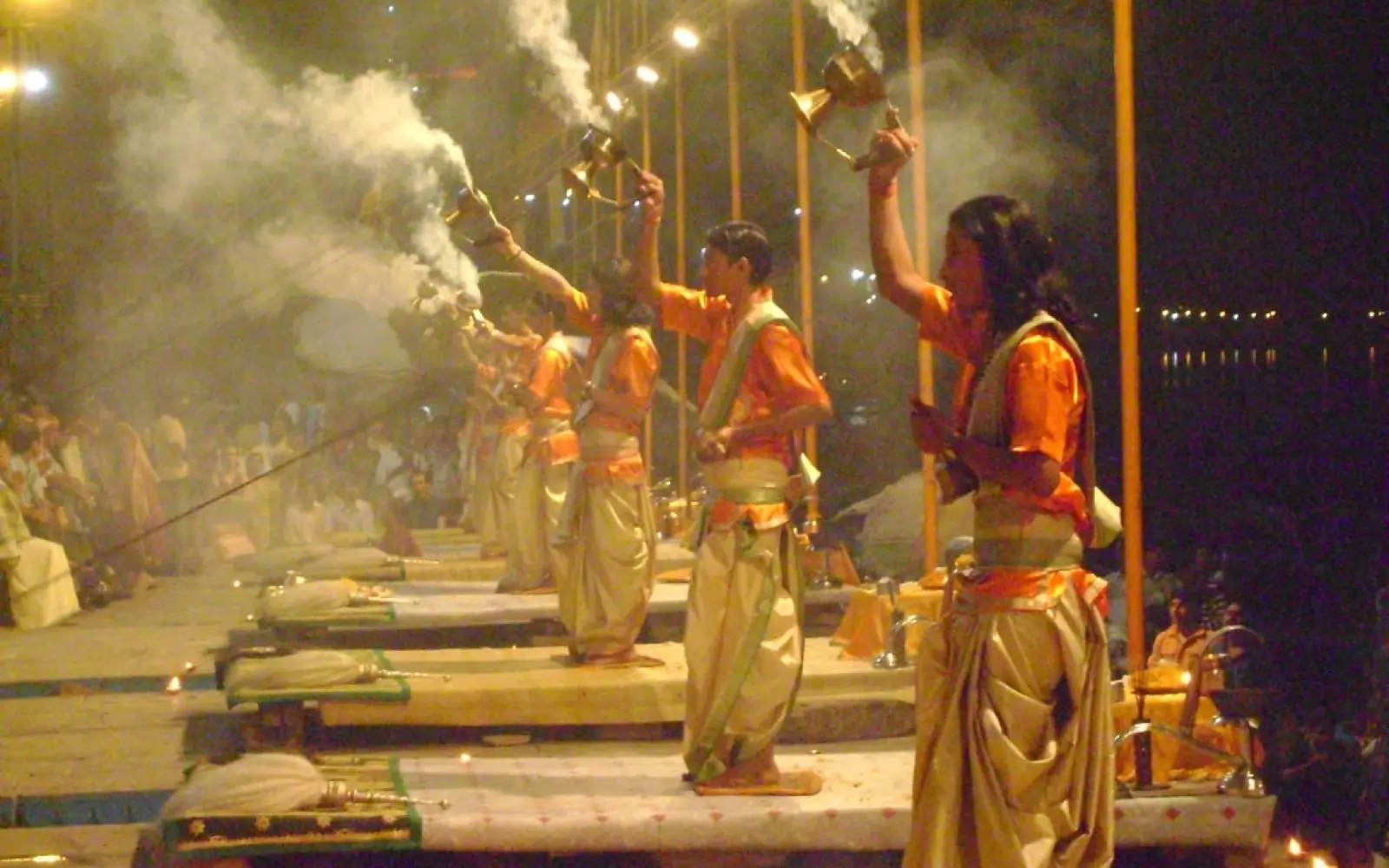 Junge Religionsgelehrte bei der Ganga Aarti in Varanasi. Foto: Shwetank Dixit