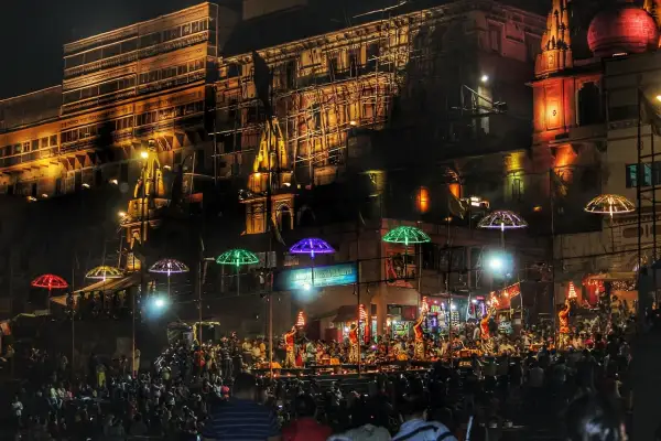 Dev Deepawali in Varanasi: Ein himmlisches Fest des Lichts am Gangesufer