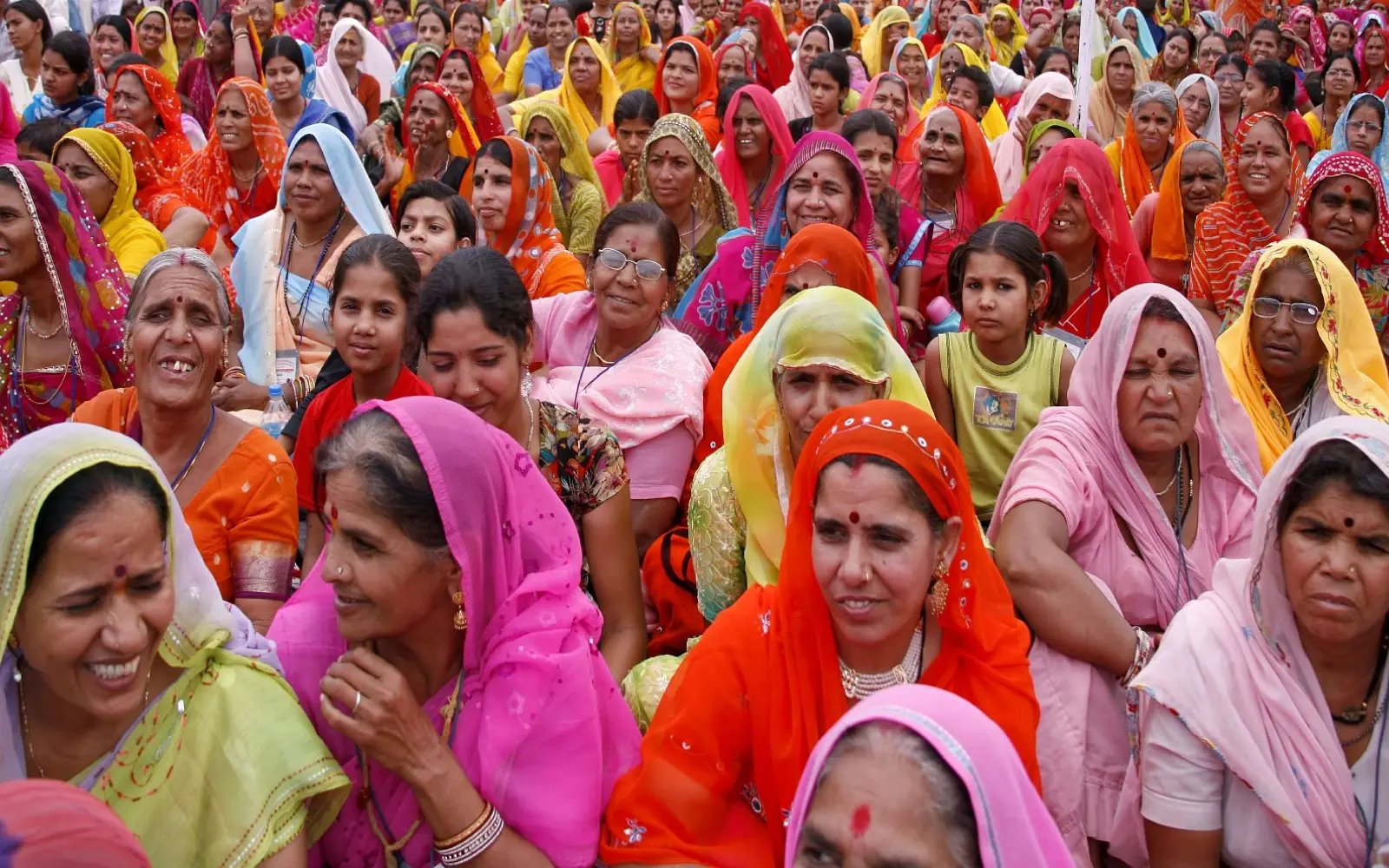Gruppe von indischen Frauen mit bunten Saris