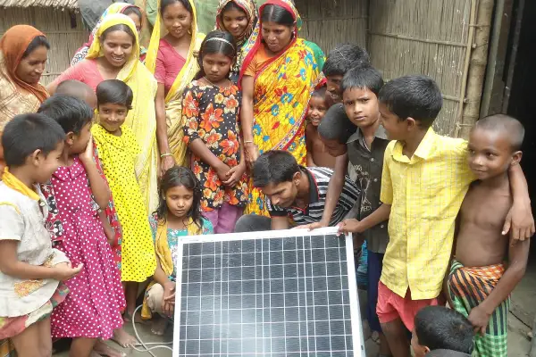 ANDHERI HILFE und NATURSTROM realisieren 4.000 Solaranlagen für Bangladesch