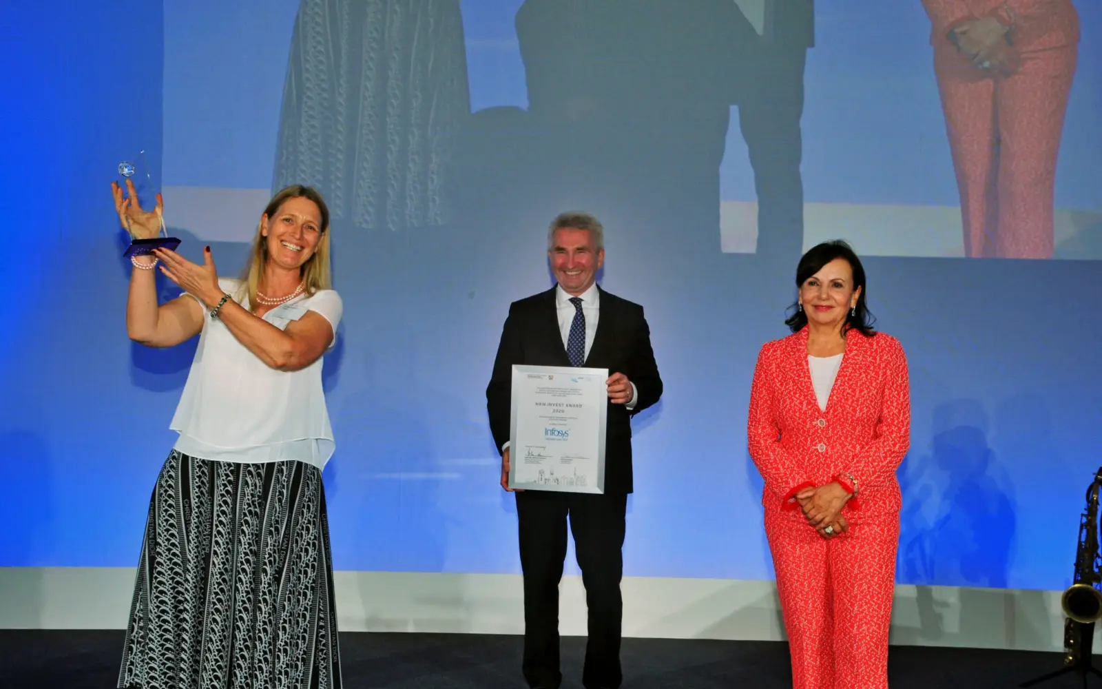 BU: (v.l.n.r.) Andrea Hendrickx, Head of Infosys Germany; Petra Wassner, Geschäftsführerin NRW.INVEST; NRW-Wirtschafts- und Digitalminister Prof. Dr. Andreas Pinkwart. Copyright © NRW.INVEST/Jürgen Markus