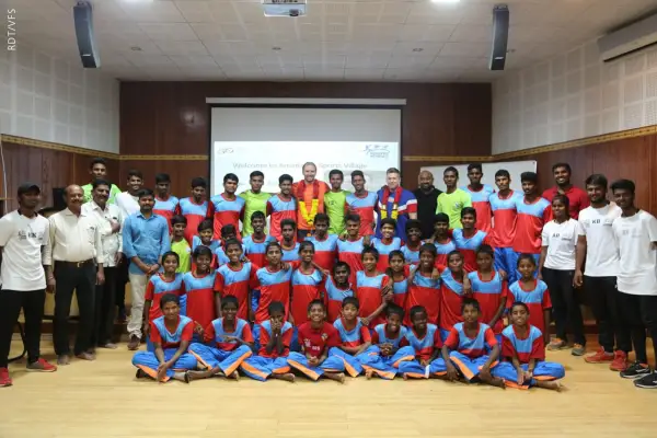 Ex-Nationalspieler Jens Nowotny besucht Sportakademie der Vicente Ferrer Stiftung in Indien