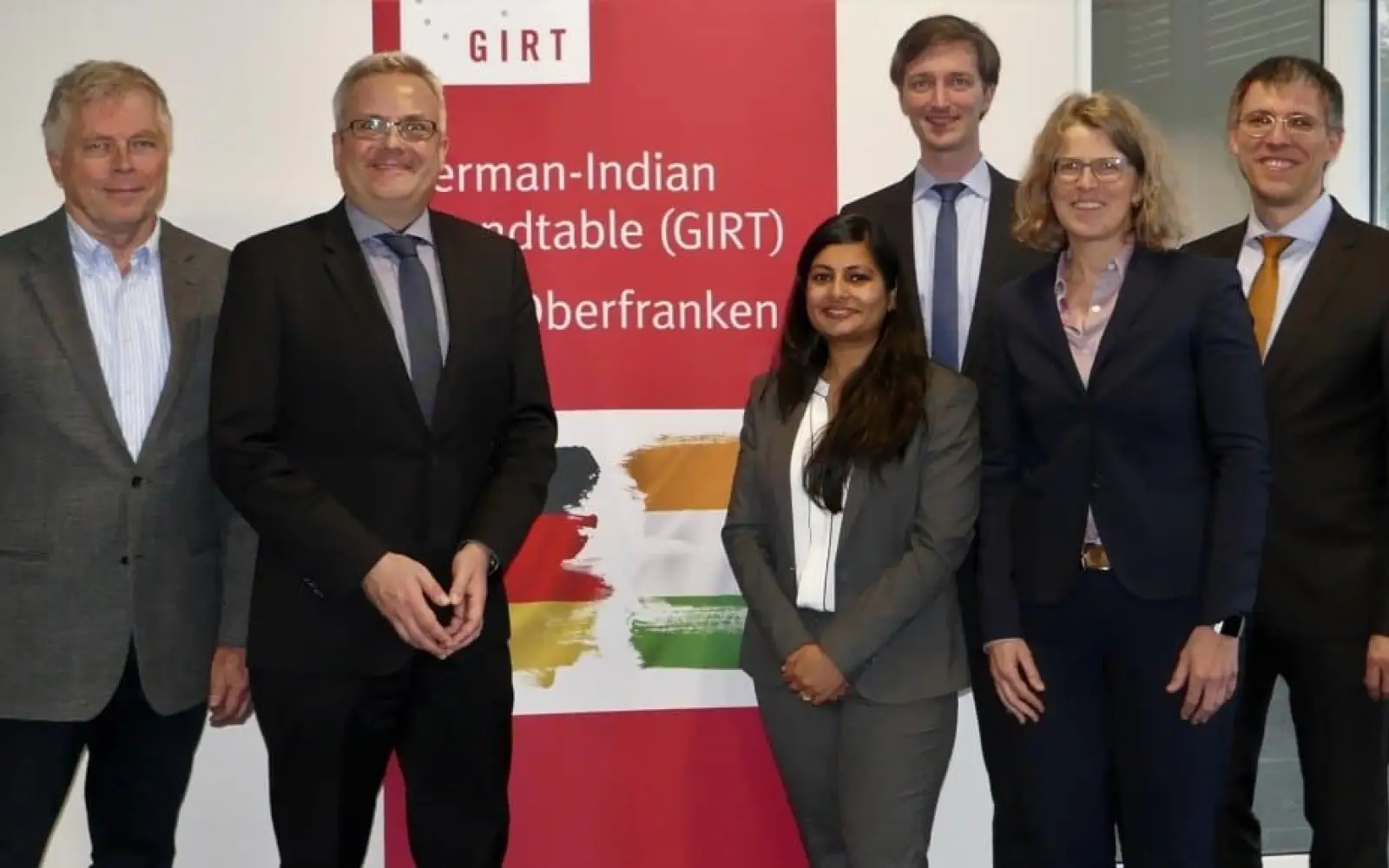 Auf dem Bild sehen Sie Prof. Dr. Torsten Kühlmann (li.), Co-Initiator des GIRT Oberfranken, Martin Wörlein (2. v. li.), Partner und Leiter ‚Beratung Indien & Südasien‘ Rödl & Partner, Juhi Gera (3. v. li.), Steuerberaterin Rödl & Partner in Neu-Delhi, Indien, Dr. Michael Braun (3. v. re.), Niederlassungsleiter Rödl & Partner in Hof, Ute Coenen (2. v. re.), Niederlassungsleiterin Rödl & Partner in Hof, sowie Prof. Dr. Stefan Wengler (re.), Co-Initiator des GIRT Oberfranken.