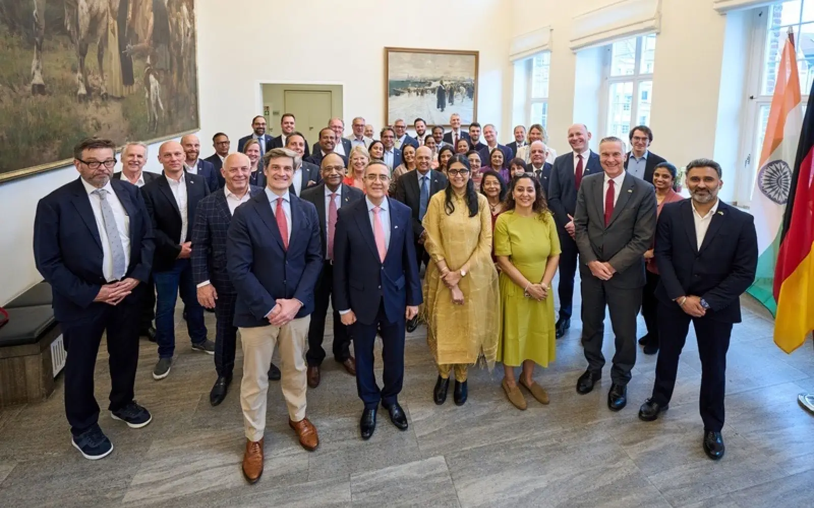 Wirtschaftsdezernent Christian Zaum (vordere Reihe links) empfing den Vorstand der Deutsch-Indischen Handelskammer sowie Vertreterinnen und Vertreter der indischen Regierung im Düsseldorfer Rathaus. Foto: Stadt Düsseldorf/Claus Langer