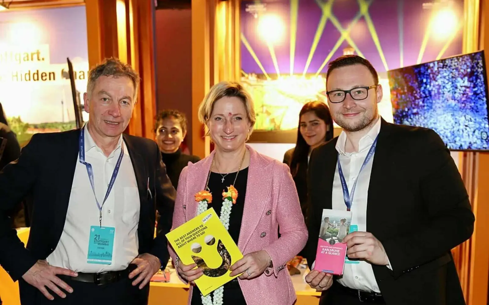Wirtschaftsministerin Dr. Nicole Hoffmeister-Kraut informierte sich über die Karlsruher Aktivitäten bei Dr. Eberhard Fischer, Leiter der Stabstelle für Außenbeziehungen und Strategisches Marketing (links), und Pascal Rastetter, Geschäftsführer der KTG Karlsruhe Tourismus GmbH. Foto: ignka