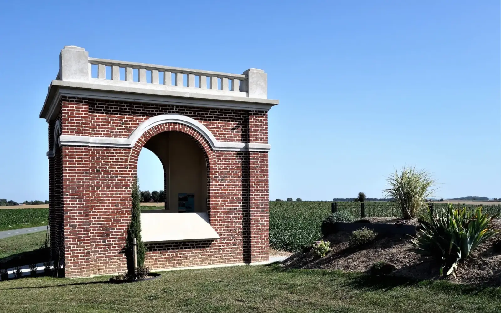Das indische Denkmal in Villers-Guislain, Nordfrankreich, erinnert an die Opfer und den Einsatz indischer Soldaten während des Ersten Weltkriegs. Foto: Rainer Schoder