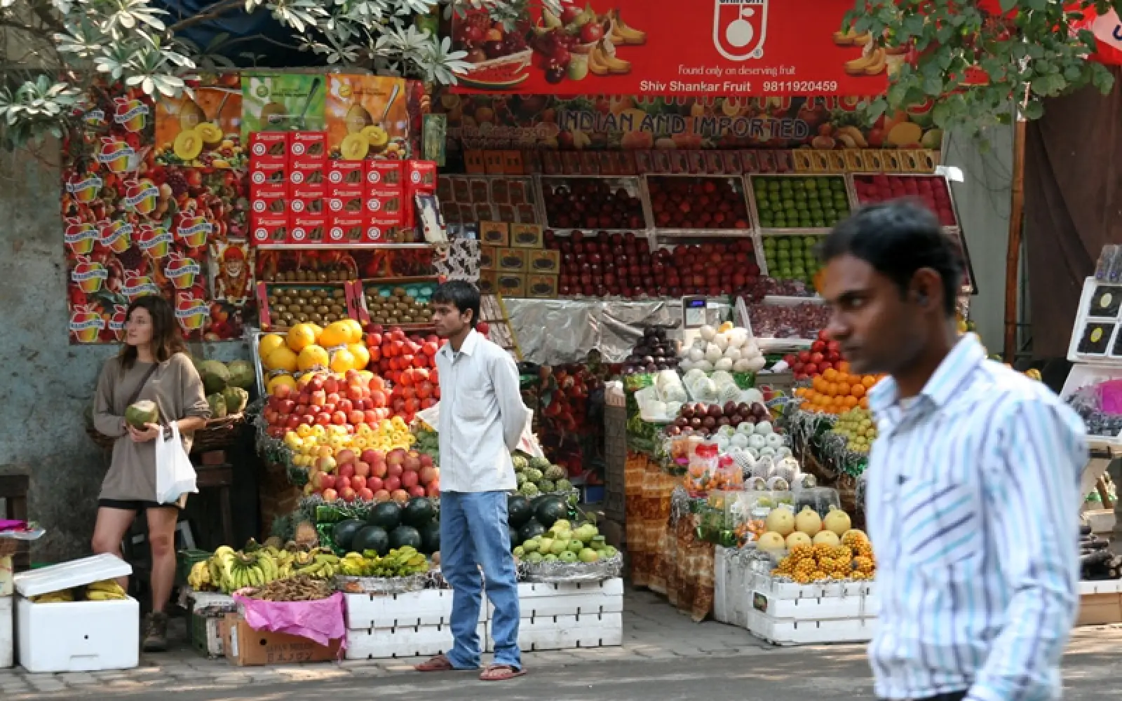 Verstohlene Blicke werfen (nicht nur) diese beiden jungen Männer in Delhi auf die Touristin im Minirock. © Foto: Traudl Kupfer