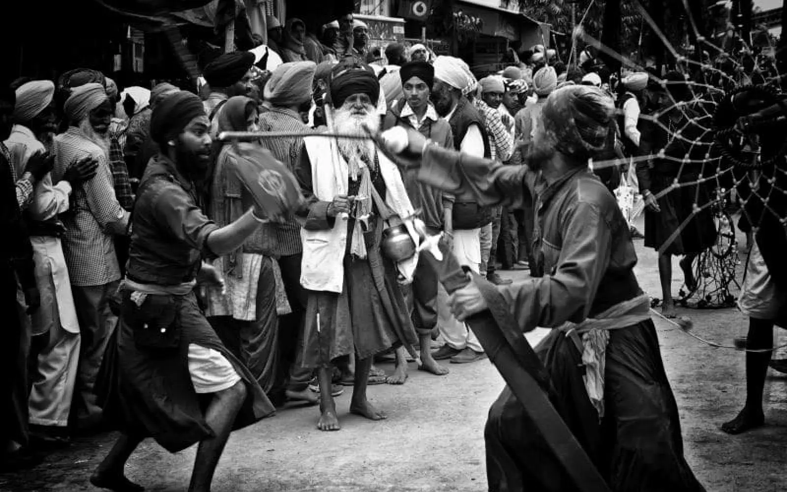 Tapferkeit – Ein temperamentvoller Scheinkampf während Hola Mohalla bei Anandpur Sahib, Indien