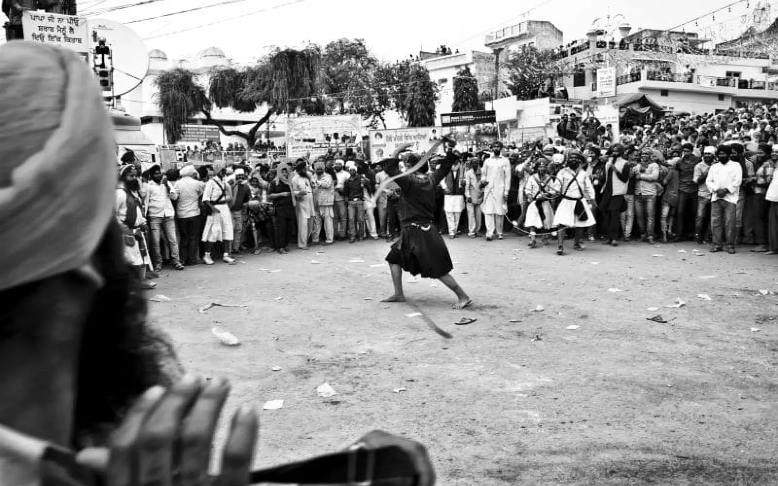 Aktion – Nihang Singh führt Kampfkunst beim Hola Mohalla vor, Anandpur Sahib, Indien