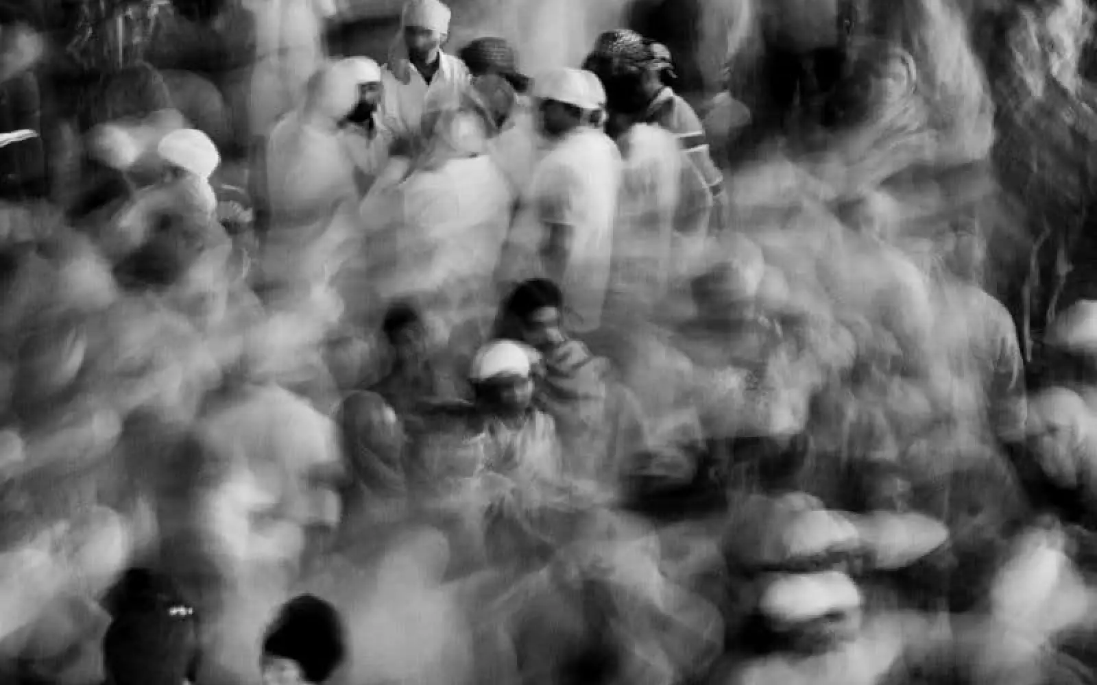 Hingabe – Menschen zum Gebet versammelt in den frühen Morgenstunden in Keshgarh Sahib