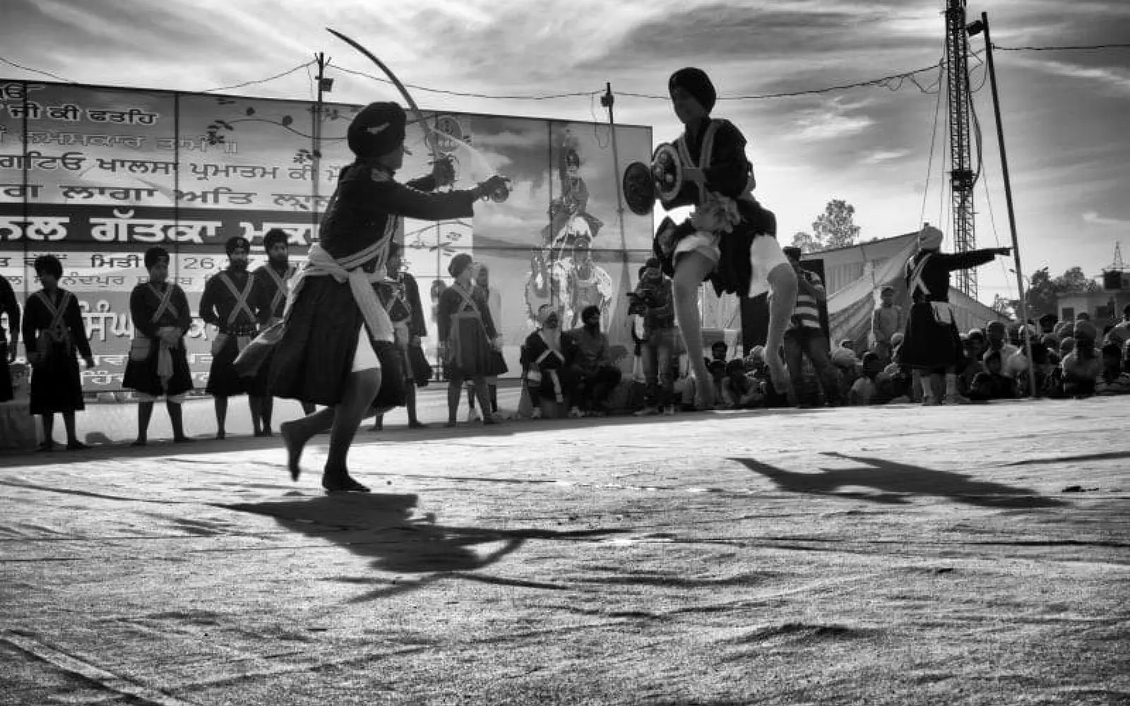Kampfkunst – Die Jungen zeigen ihre Kampffähigkeiten bei einem Wettbewerb während der Hola Mohalla Feierlichkeiten, Ananadpur Sahib, Indien,