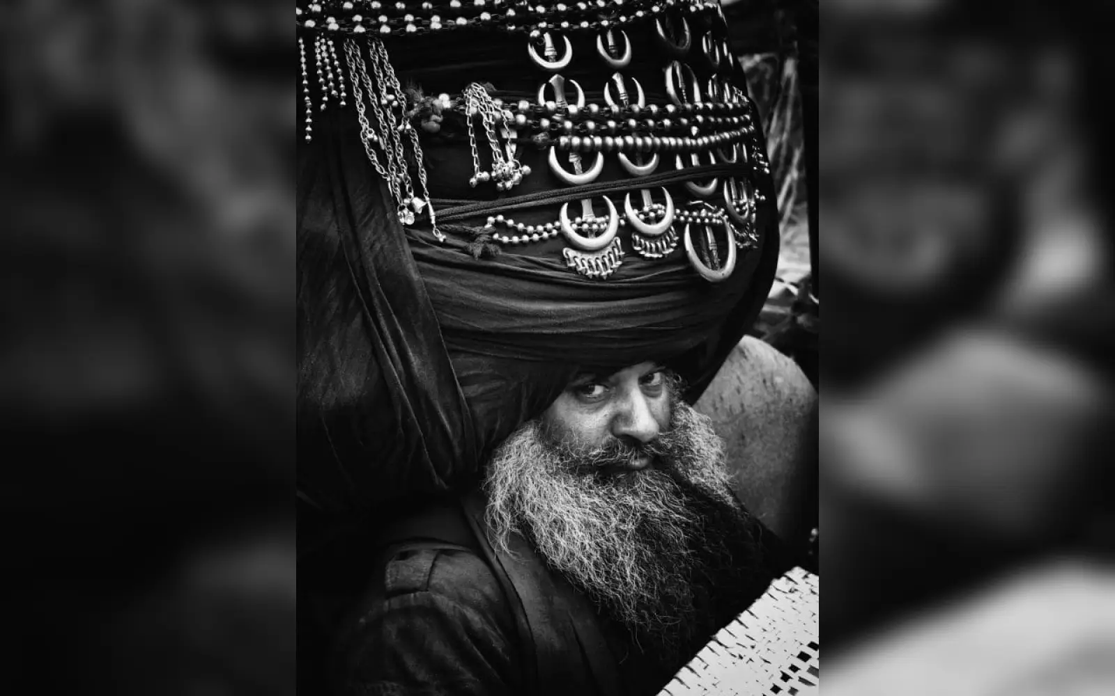 Würdeträger – Nihang Singh mit riesigen Turban während Hola Mohalla, Anandpur Sahib, Indien