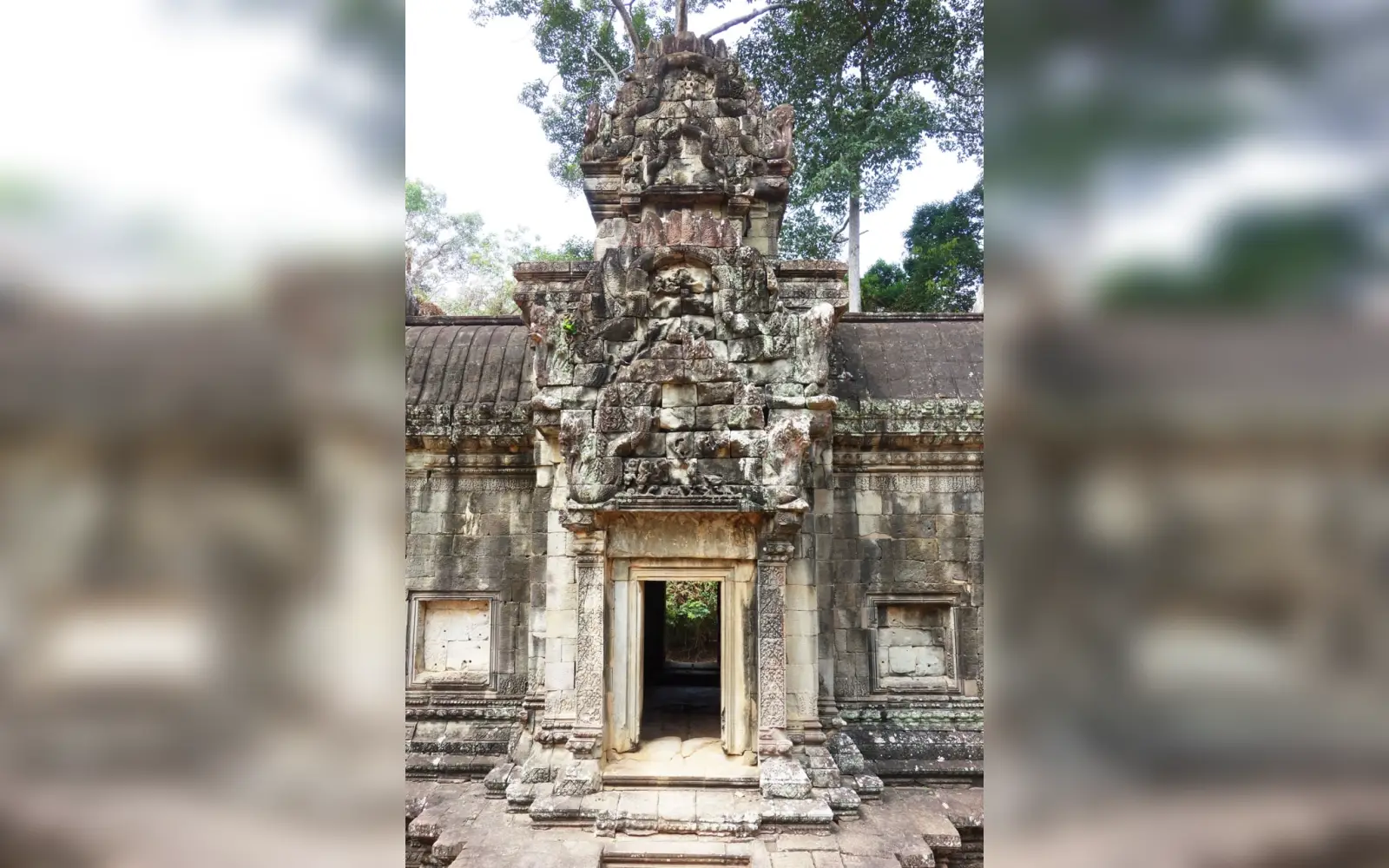 Der Thommanon Tempel in unmittelbarer Nähe zur Stadtanlage Angkor Thom in Kambodscha. Der südindische, dravidische Architekturstil hatte die Tempelanlagen von Angkor nachhaltig inspiriert und dieser Einfluss zeigt sich auch hier. Der Thommanon wird in die Zeit Ende 11. Jhrt. bis Mitte 12. Jhrt. datiert, müßte also in die Regierungszeit des Khmer-Königs Suryavarman II (1113 – 1150) fallen. Foto: Rainer Schoder