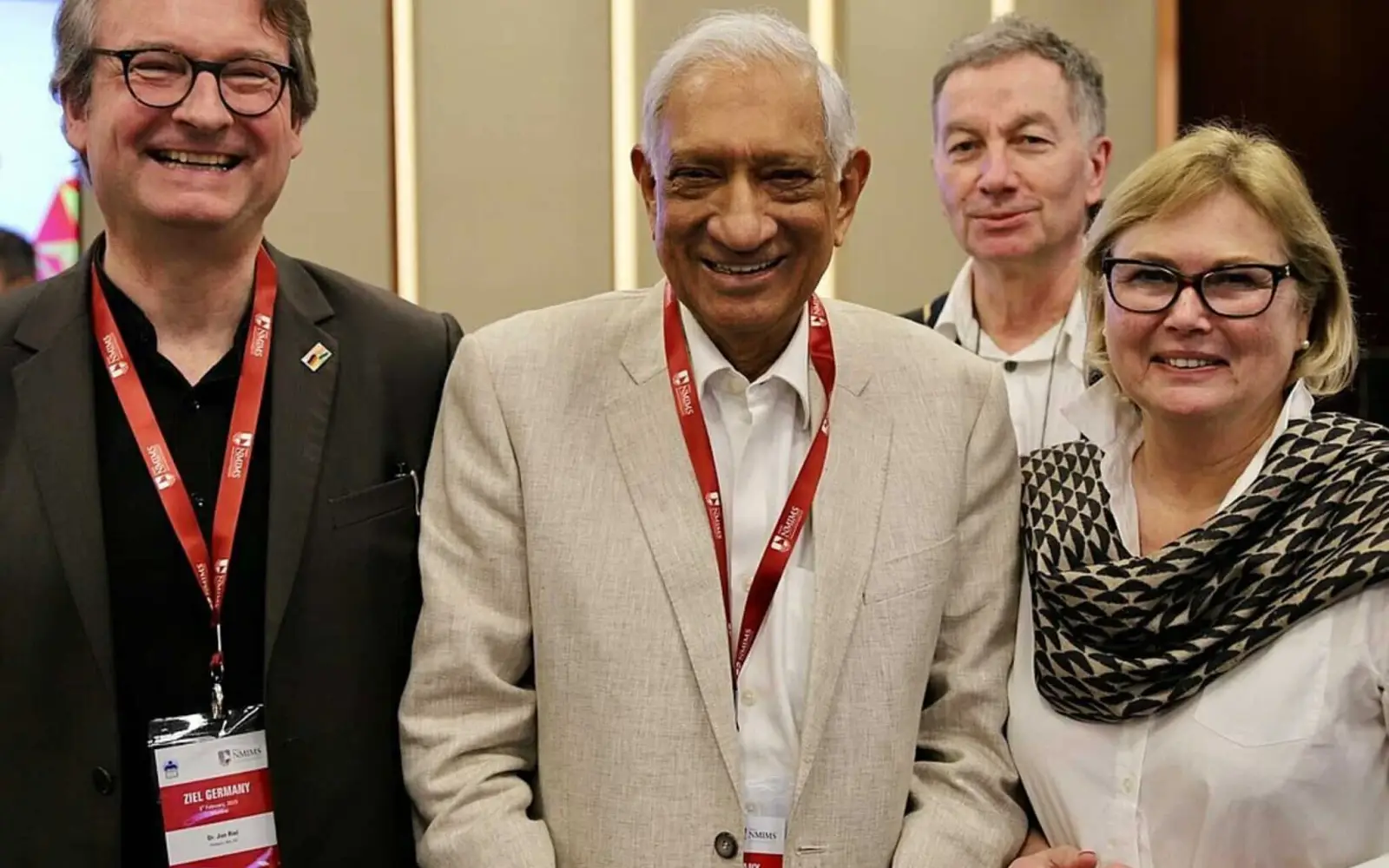 Erläuterten im „Narsee Monjee Institute of Management Studies“ (NMIMS) den Transformationsprozess in Thane Belapur (v.l.): Prof. Dr.-Ing. Jan Riel, Hochschule Karlsruhe, Projektkoordinator Murad Futehally, Dr. Eberhard Fischer, Leiter der Stabstelle für Außenbeziehungen und Strategisches Marketing, und Prof. Dr.-Ing. Anke Karmann-Woessner, Leiterin Stadtplanungsamt Karlsruhe. Erläuterten im „Narsee Monjee Institute of Management Studies“ (NMIMS) den Transformationsprozess in Thane Belapur (v.l.): Prof. Dr.-Ing. Jan Riel, Hochschule Karlsruhe, Projektkoordinator Murad Futehally, Dr. Eberhard Fischer, Leiter der Stabstelle für Außenbeziehungen und Strategisches Marketing, und Prof. Dr.-Ing. Anke Karmann-Woessner, Leiterin Stadtplanungsamt Karlsruhe. . Foto: ignka