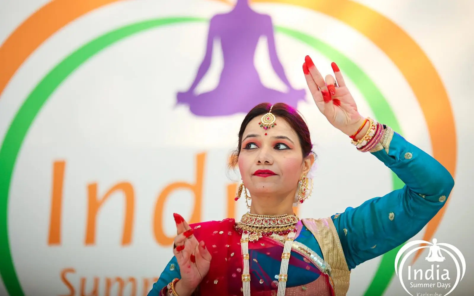 Ausdrucksstarke Handgesten gehörten zum Tanzprogramm der India Summer Days im Juli 2026 in Karlsruhe. Foto: India Summer Days/Gustai/Pixelgrün