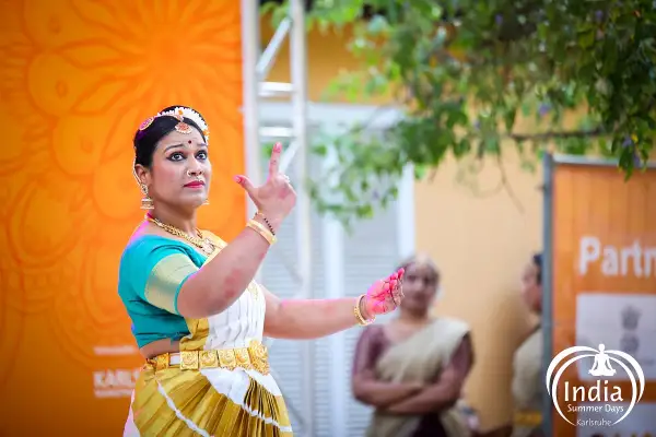 Klassischer indischer Tanz gehörte bei den India Summer Days am Freitag, 24. Juli 2026, zum Bühnenprogramm des Karlsruher Festivals. Foto: India Summer Days/Gustai/Pixelgrün