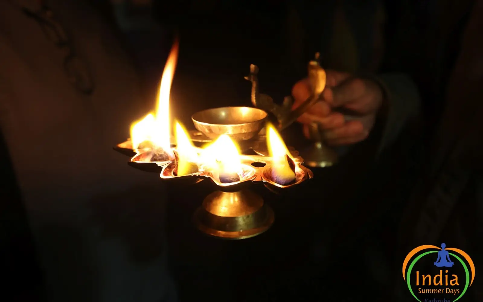 Bei den India Summer Days im Juli 2025 in Karlsruhe entstand diese Aufnahme einer Öllampe aus Messing; zum Lichterfest Diwali zünden Menschen kleine Öllampen an, die Diyas. Archivfoto: India Summer Days/Gustai/Pixelgrün