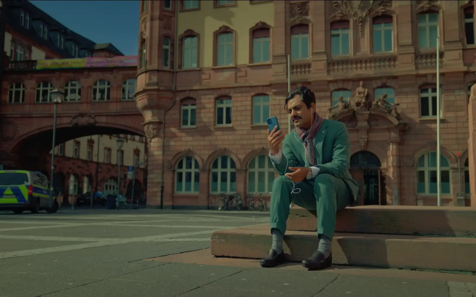 Nawazuddin Siddiqui spielt in „I’m Not An Actor“ den pensionierten Banker Adnan Baig, den eine Schauspielerin aus Mumbai per Videoanruf durch Frankfurt lotst. Mit dem Film eröffnen Regisseur Aditya Kripalani und Produzentin Sweta Chhabria am Freitag, 30. Oktober 2026, das Festival. Foto: New Generations Filmfestival