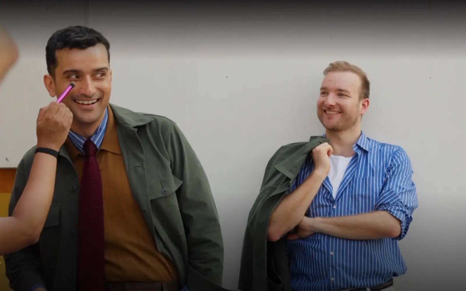 Kurz vor dem Dreh wird Bollywood-Schauspieler Anant Joshi (links) geschminkt, Y-Kollektiv-Reporter Samuel Häde schaut zu. Foto: Radio Bremen/Y-Kollektiv