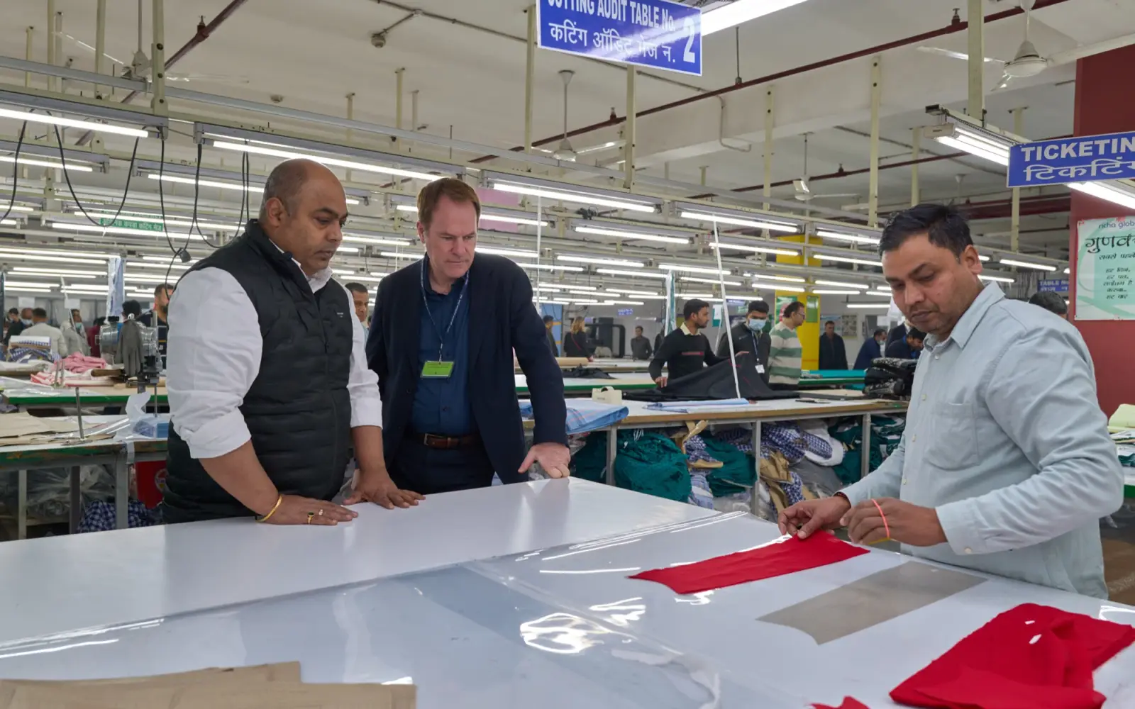 Produktionsleiter Ravindra Rai erklärt OB Keller Produktionsschritte beim Besuch der Büros von Techno Design und einer Produktionsstätte von Himanshu Apparels Pvt. Ltd. im Süden Neu-Delhis. Foto: Landeshauptstadt Düsseldorf