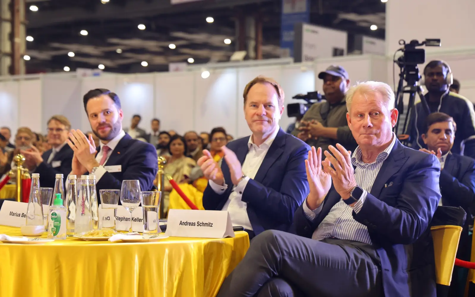 Messe Düsseldorf-Geschäftsführer Marius Berlemann (von links) , Oberbürgermeister Dr. Stephan Keller und IHK-Präsident Andreas Schmitz bei der Verleihung der MT India Healthcare Awards auf der Medical Fair India am Freitag, 30. Januar 2026. Foto: Messe Düsseldorf