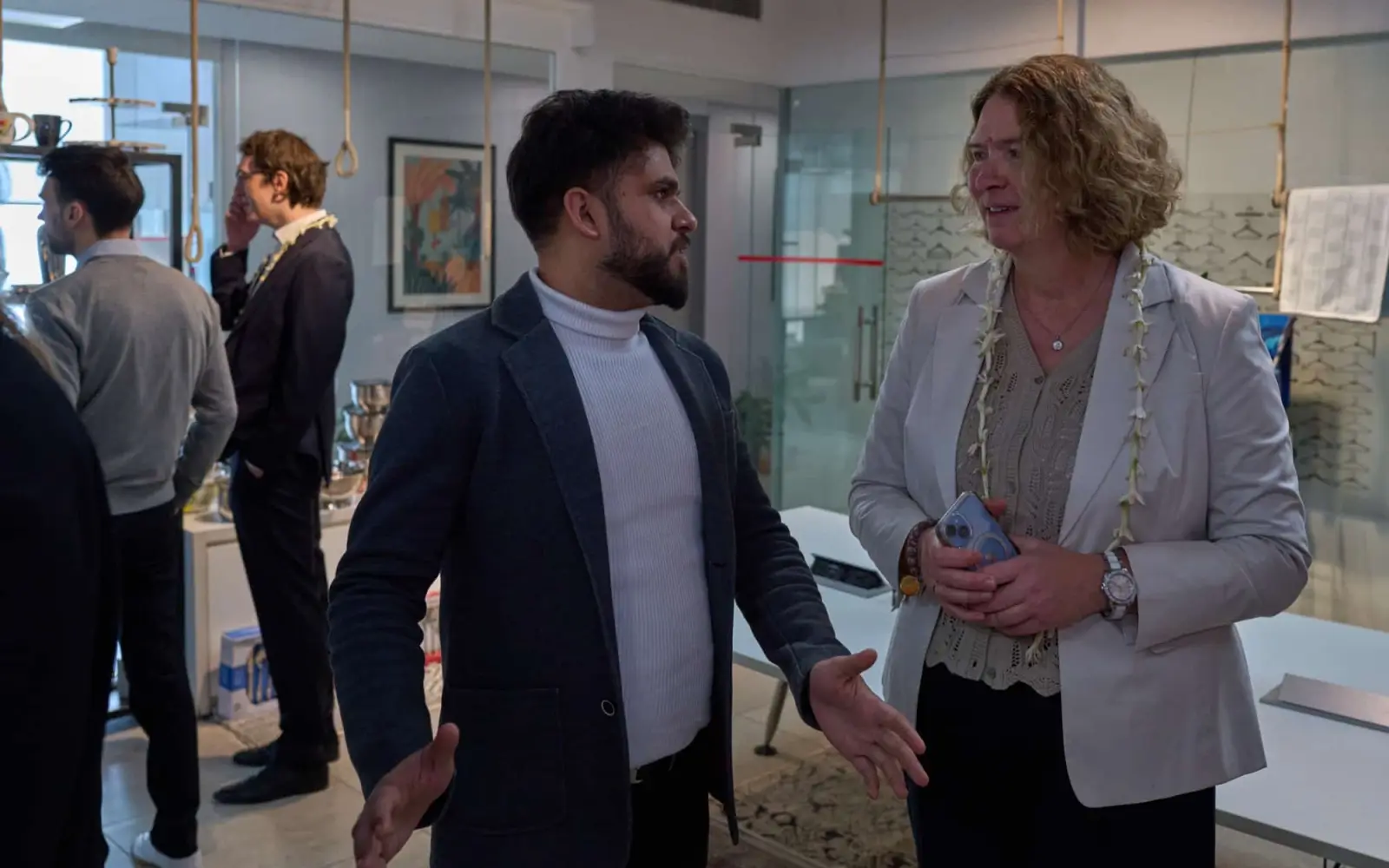 Bettina Löhr vom India Desk der Wirtschaftsförderung der Landeshauptstadt Düsseldorf im Gespräch beim Besuch der Büros von Techno Design und einer Produktionsstätte von Himanshu Apparels Pvt. Ltd. im Süden Neu Delhis. Foto: Landeshauptstadt Düsseldorf