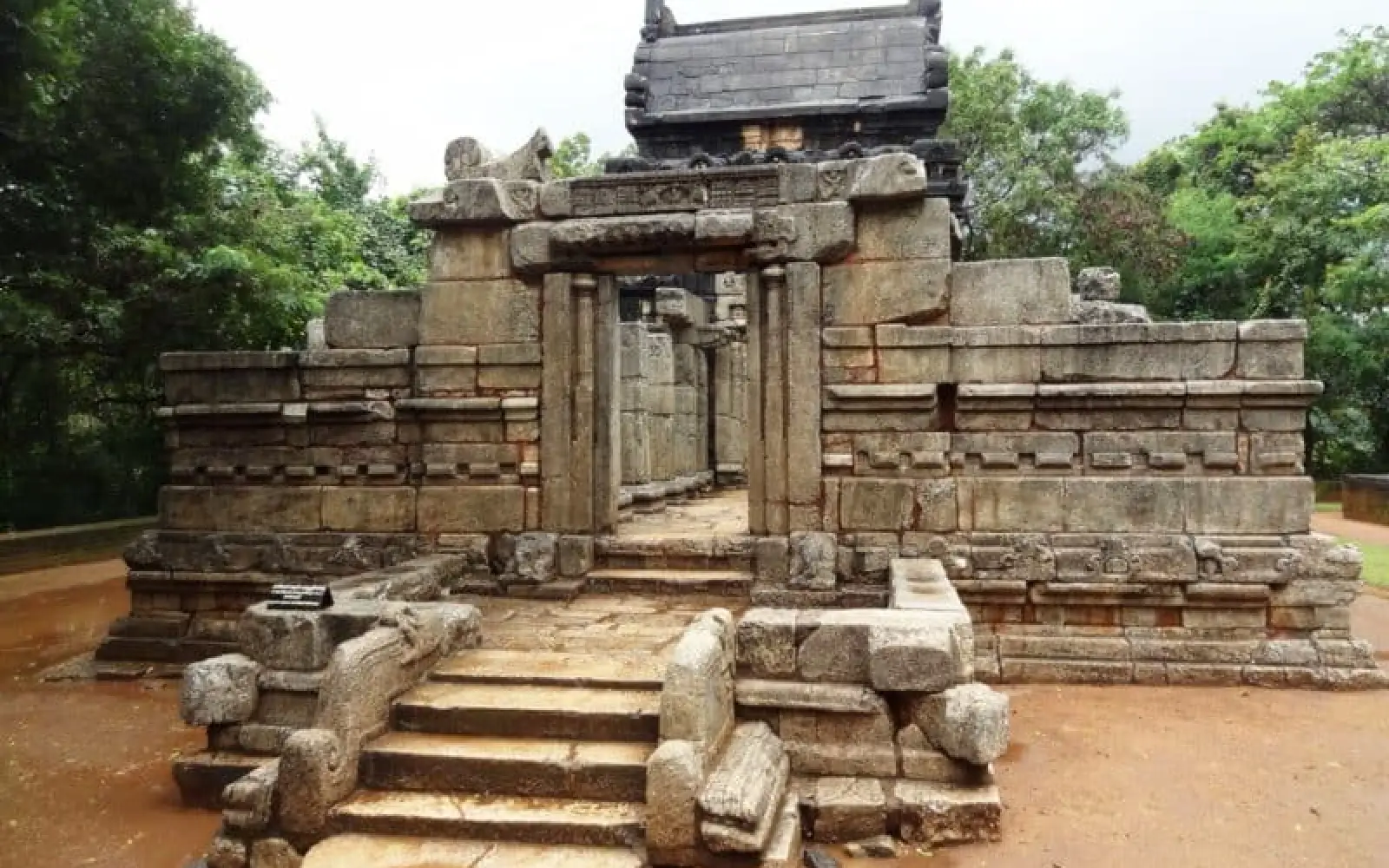 Die Nalanda Gedige Tempelanlage, genau in der geografischen Mitte von Sri Lanka, an der Straße zwischen Kandy und Dambulla. Foto: Rainer Schoder