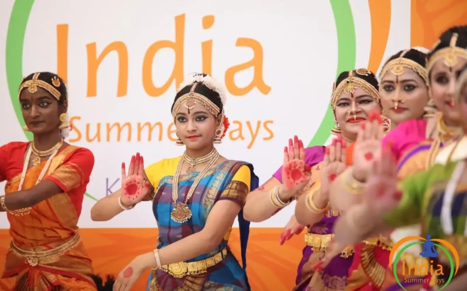 Tänzerinnen in traditionellen Kostümen führen eine präzise und farbenfrohe Choreografie bei den INDIA SUMMER DAYS auf. Foto: Gustai Pixelgruen