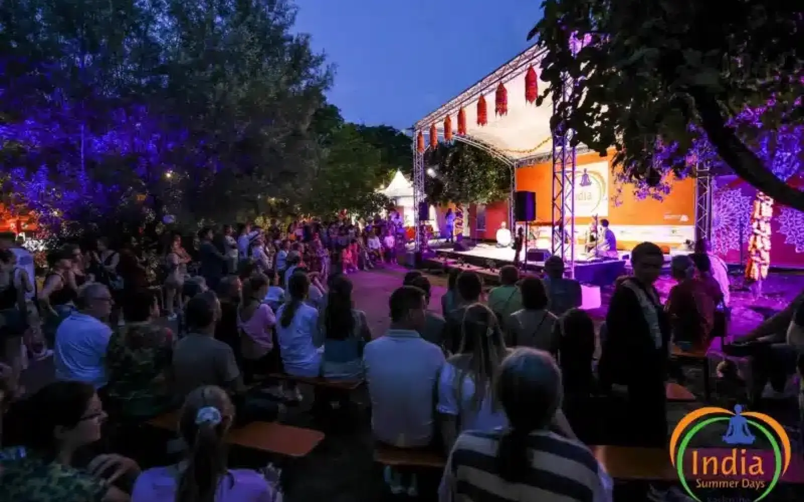 Besucher genießen eine stimmungsvolle Abendveranstaltung bei den INDIA SUMMER DAYS in Karlsruhe. Foto: Gustai Pixelgruen