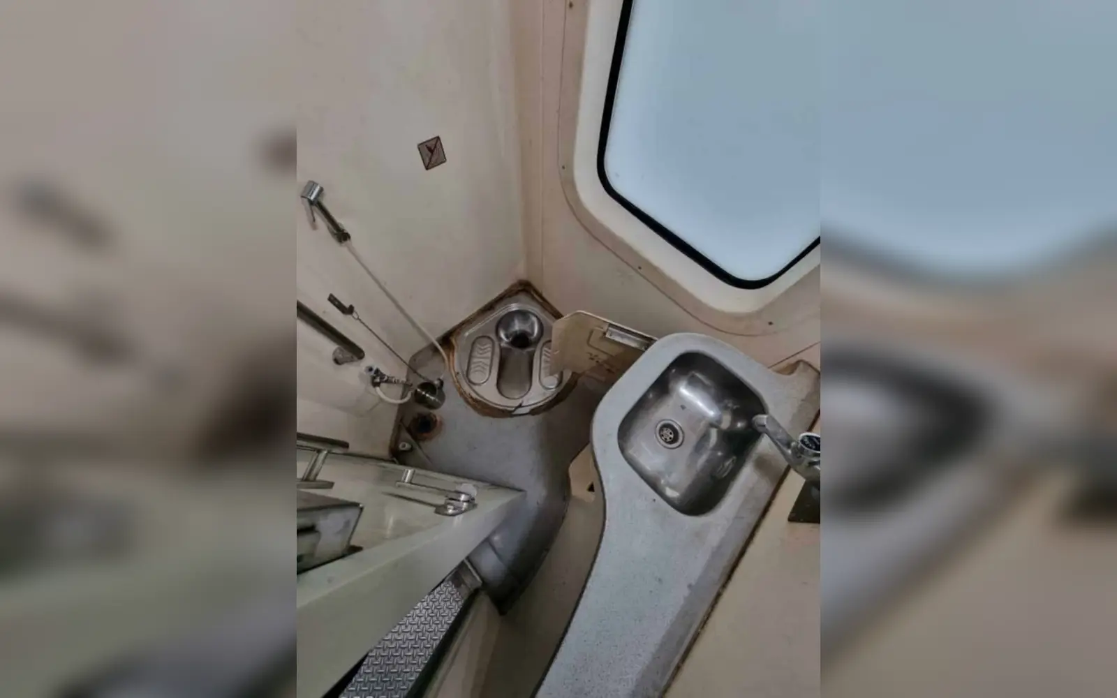 Am Anfang der Reise sind die Toiletten noch "sauber" - Foto: © www.jowapress.de