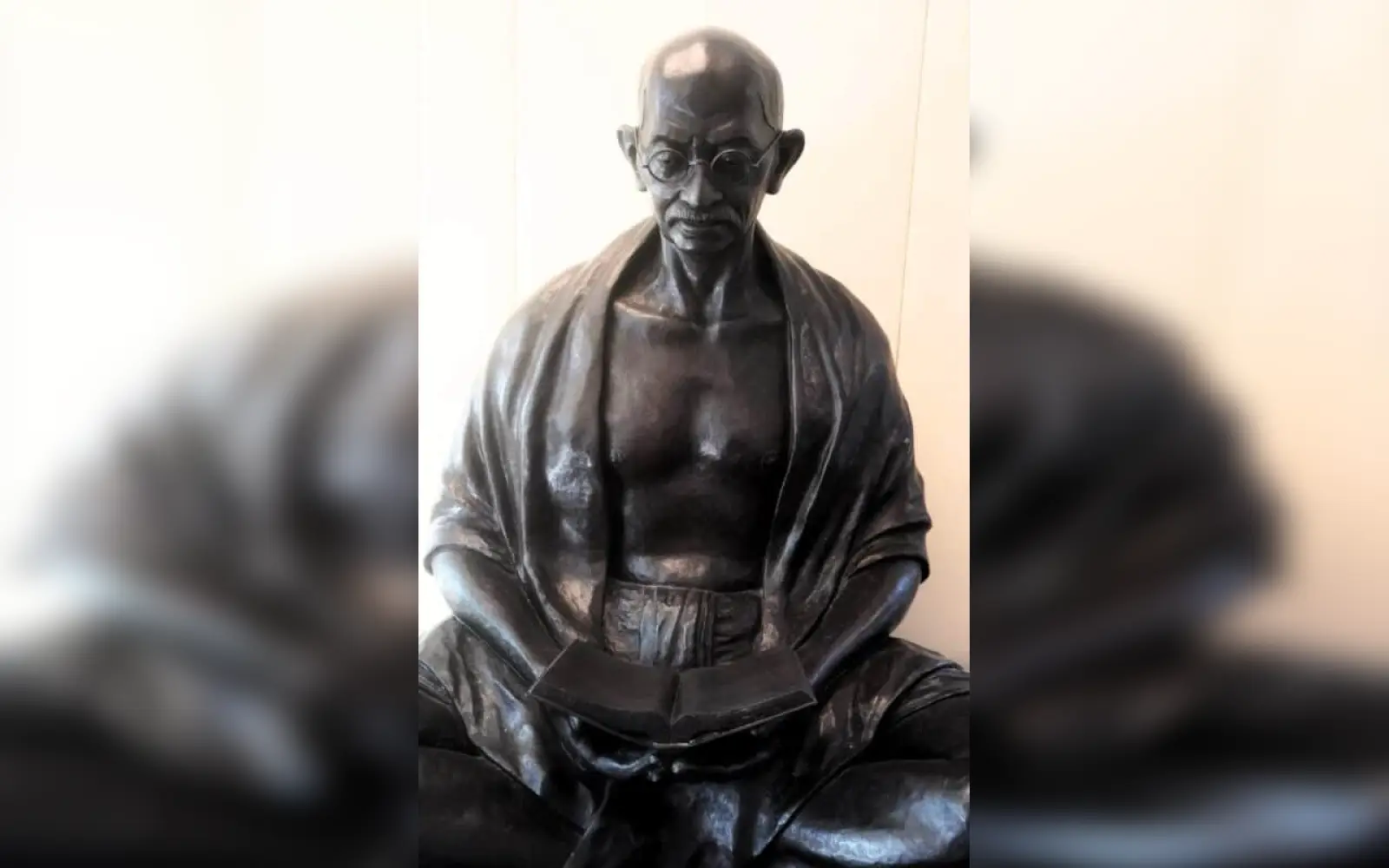 Gandhi-Skulptur im Rathaus von Königsbrunn, Rainer Schoder