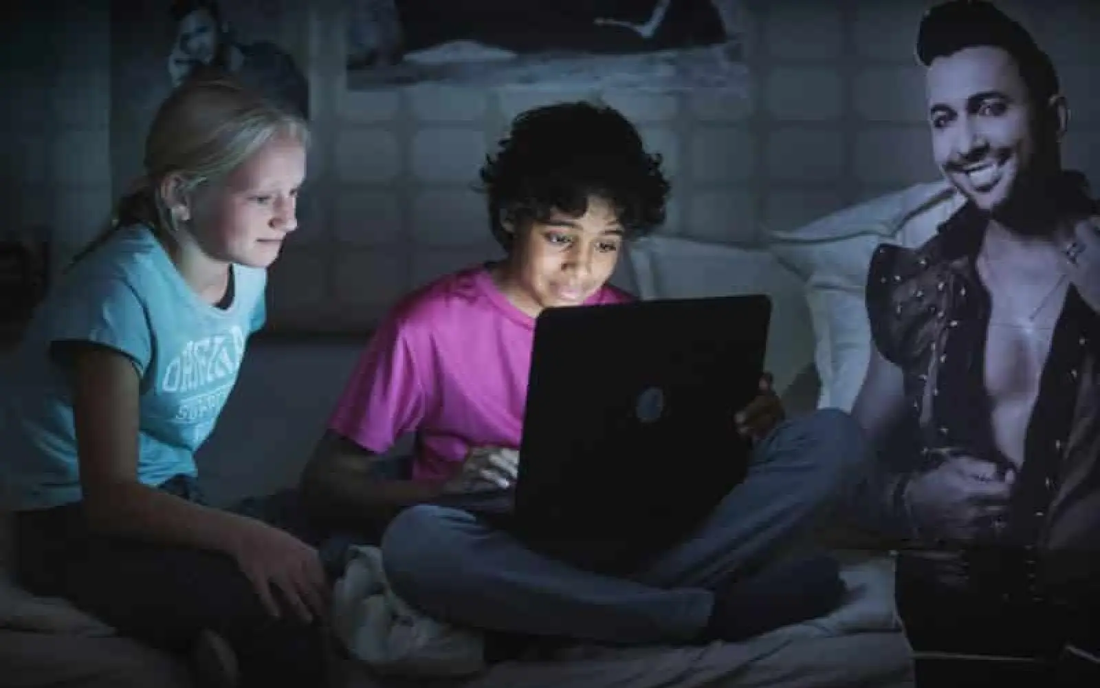 Bild-ID: RANJI und TONI vor Laptop© 2021 Wild Bunch Germany / NFP neue film produktionToni (Annlis Krischke) und Ranji (Shan Robitzky) schauen sich ihr selbstgedrehtes Video für den Casting-Aufruf von Amir Roshan (Terence Lewis) an.