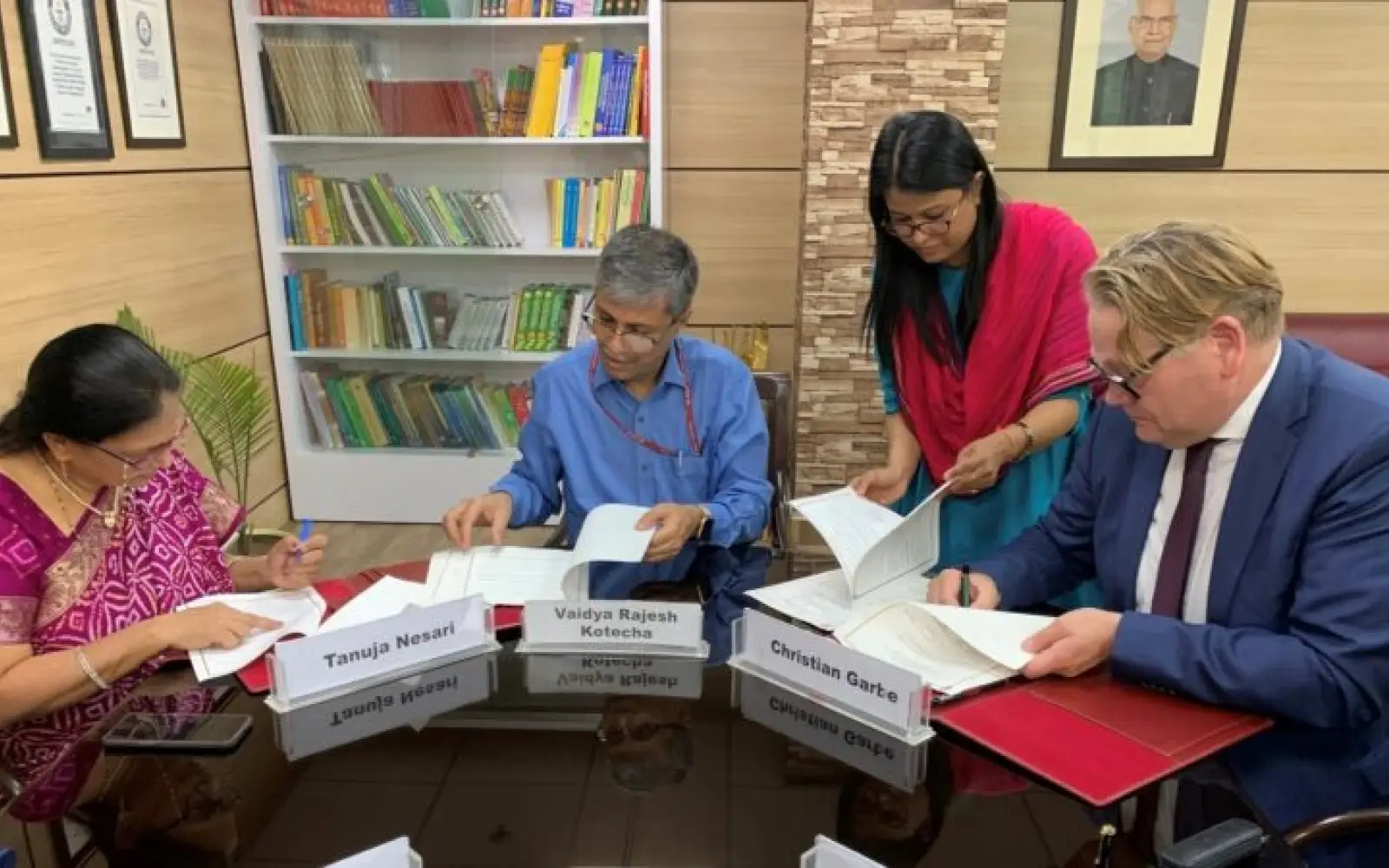 Unterzeichnung des MoU in Neu-Delhi – Prof. Dr. Tanuja Nesari (Director AIIA),
Dr. Vaidya Rajesh Kotecha (Secretary Ministy of AYUSH), Dr. Christian Garbe (Geschäftsführer FiZ)