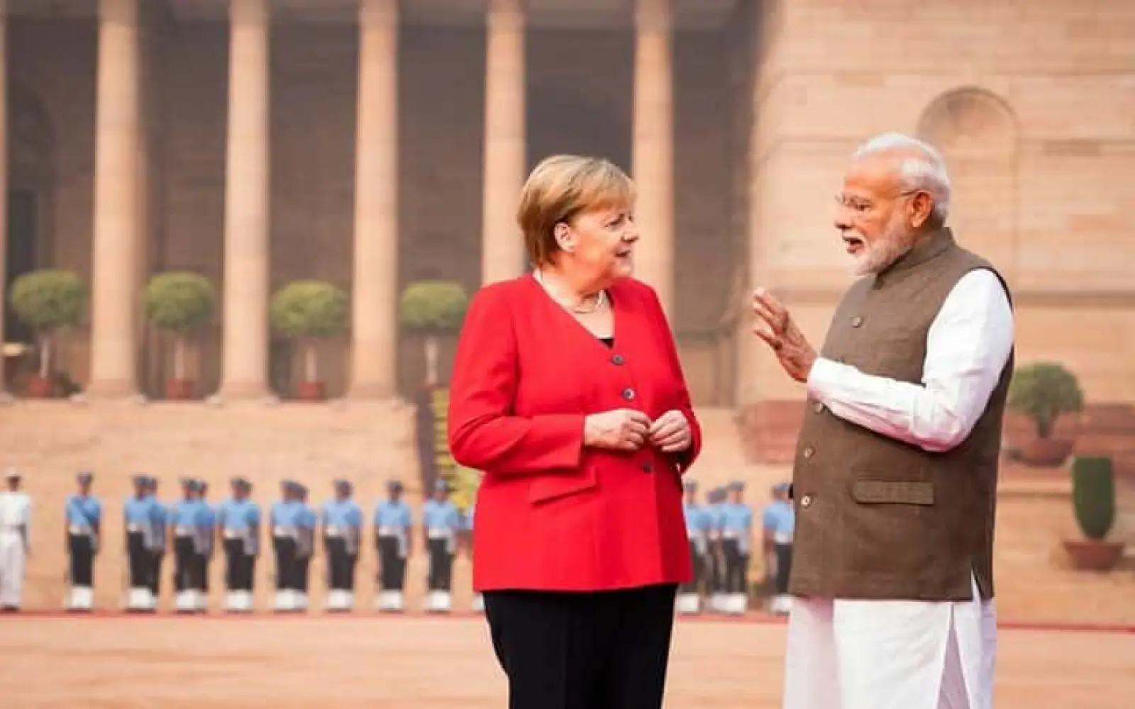Auftakt in Neu-Delhi: Bundeskanzlerin Merkel wird von Indiens Premierminister Narendra Modi begrüßt.
Foto: Bundesregierung/Kugler