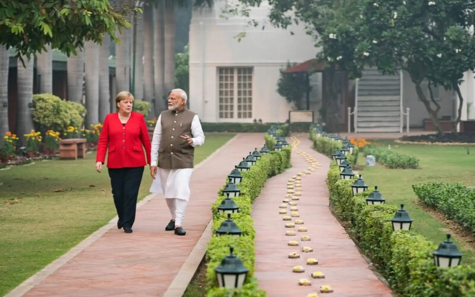 Zusammen mit Premierminister Modi im "Gandhi Smriti": In dem Wohnhaus mit Garten verbrachte Mahatma Gandhi die letzten 144 Tage seines Lebens.
Foto: Bundesregierung/Kugler