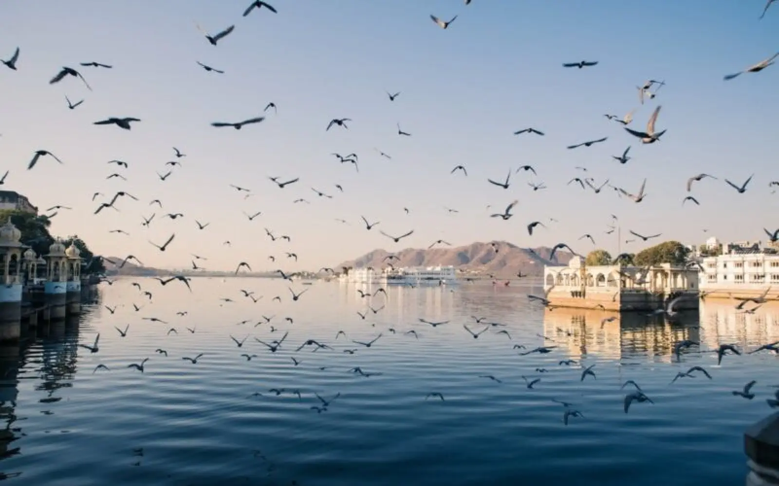 Der künstlich angelegte Pichola See beherbergt neben dem
berühmten Taj Lake Palace Hotel auch einen großen
begehbaren Tempel und eine kleine, nicht fertiggestellte
Tempelanlage.