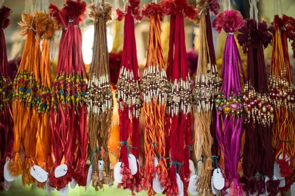 Rakshabandhan: Ein Fest gewebt mit Fäden der Liebe und Verbundenheit