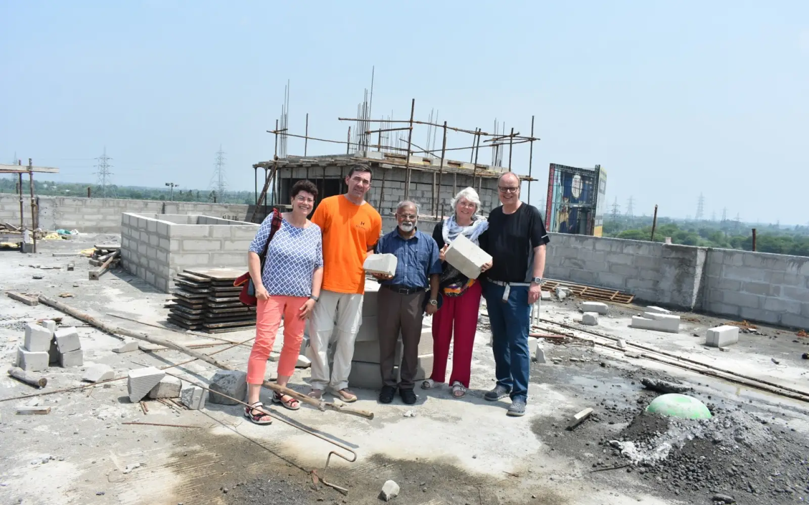 Vera Heinz (2.v.r.) und Indiens Kolping-Nationalpräses Father Dr. Maria Soosai (m.) zusammen mit der Referentin für entwicklungspolitische Bildungsarbeit bei Kolping International, Sigrid Stapel (l.), dem Geschäftsführer von Kolping Schweiz, Peter Jung (2.v.l.), und dem zuständigen Länderreferenten von Kolping International, Gregor Federhen (r.), auf dem Dach des durch die Augsburger Kolpingstiftung-Rudolf-Geiselberger unterstützen Bildungszentrum in Kanchipuram.