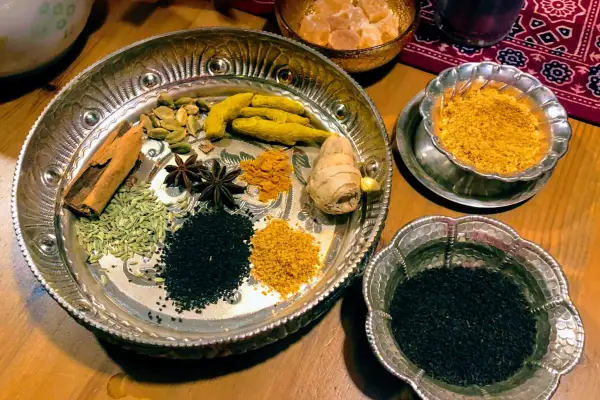 Köstlicher authentischer Masala Chai Rezept mit Kurkuma