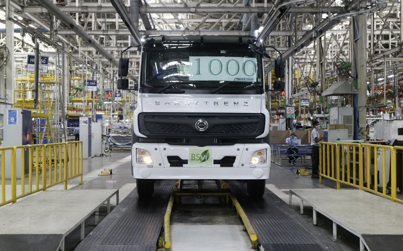 Trotz COVID-19: Daimler India Commercial Vehicles (DICV), Nutzfahrzeughersteller und Daimler Tochterunternehmen, hat den ersten Produktionsmeilenstein der runderneuerten schweren Lkw-Baureihe (HDT) in Indien erreicht. Foto: Daimler
