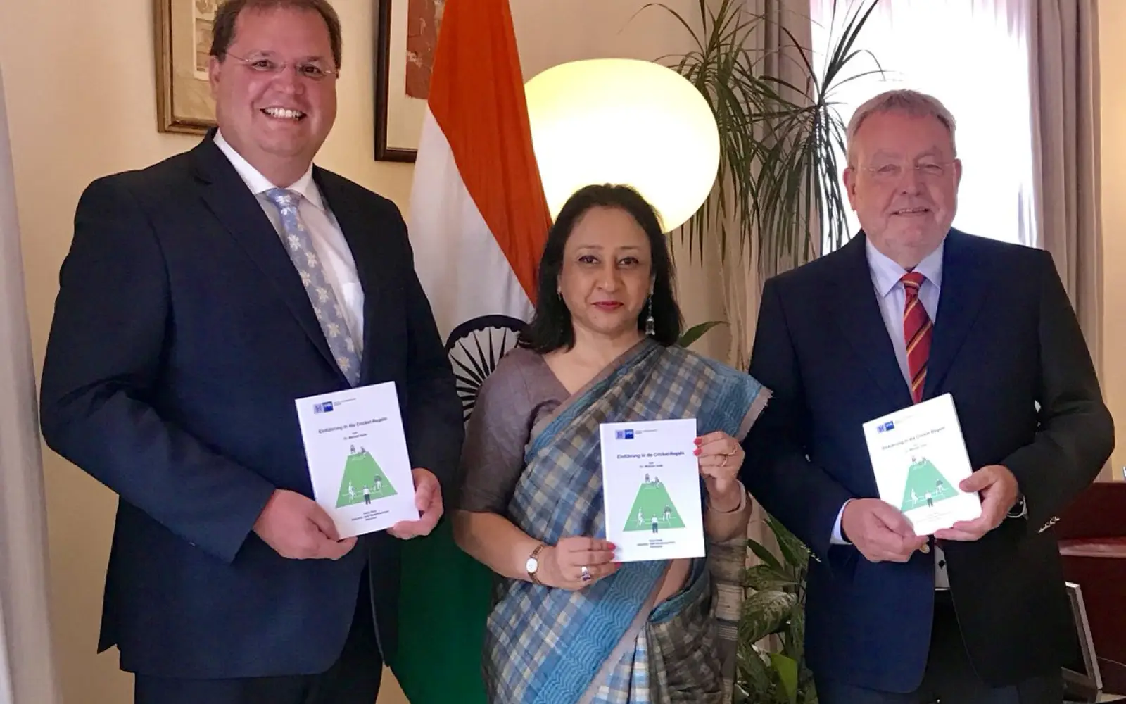 v.l.n.r: Dr. Michael Seitz, IHK Hannover, Mukta D. Tomar, Indische Botschafterin in Berlin, Siegfried Franz, Präsident des Deutschen Cricket Bundes. Foto: Indische Botschaft, Berlin