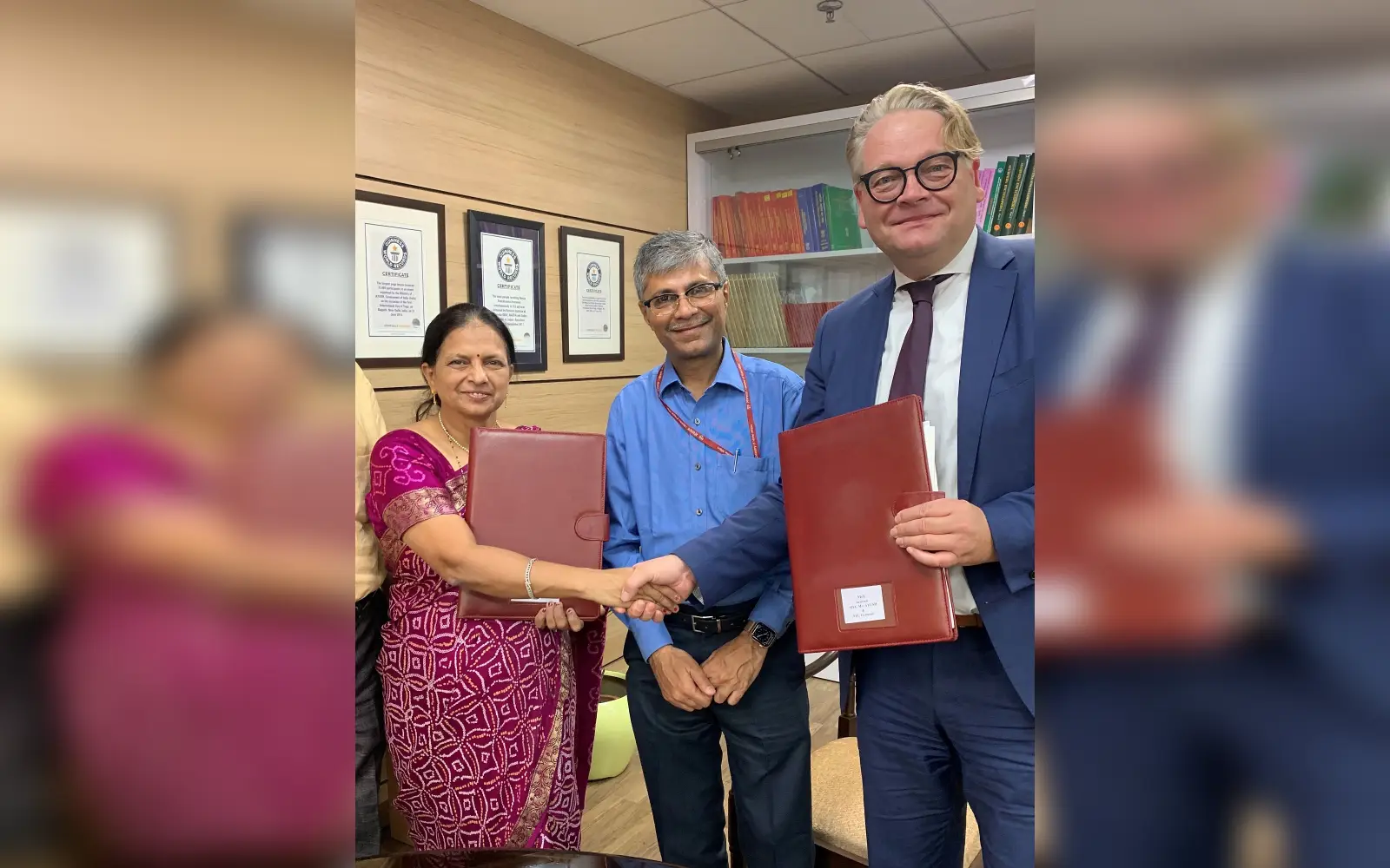 Neu-Delhi – Prof. Dr. Tanuja Nesari (Director AIIA), Dr. Vaidya Rajesh Kotecha (Staatssekretär Ministy of AYUSH), Dr. Christian Garbe (Geschäftsführer FiZ)