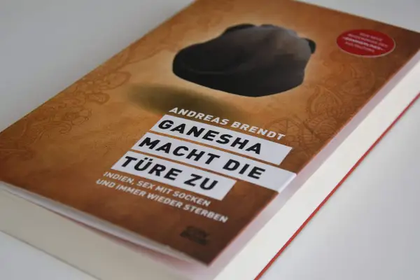 „Ganesha macht die Türe zu“ – Tantra, Yoga, Meditation, wilde Partys und tiefe Spiritualität.