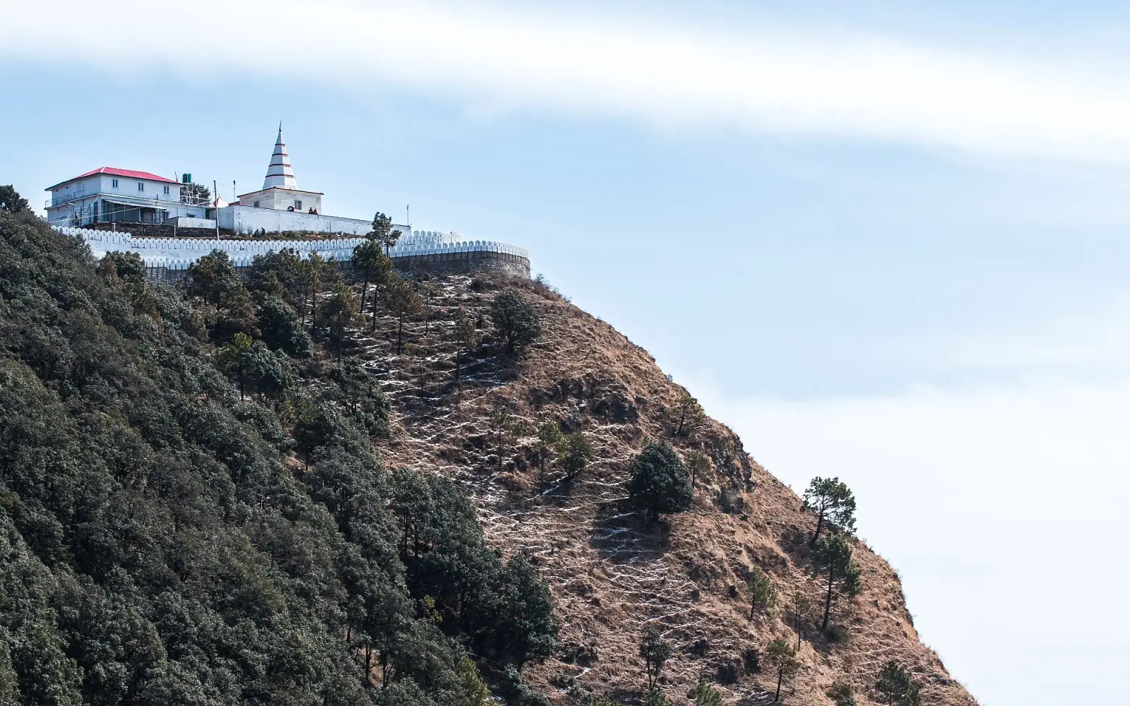 Kali ka Tibba liegt hoch auf einem Berg. Der Tempel kann zu Fuß oder mit dem Auto erreicht werden.