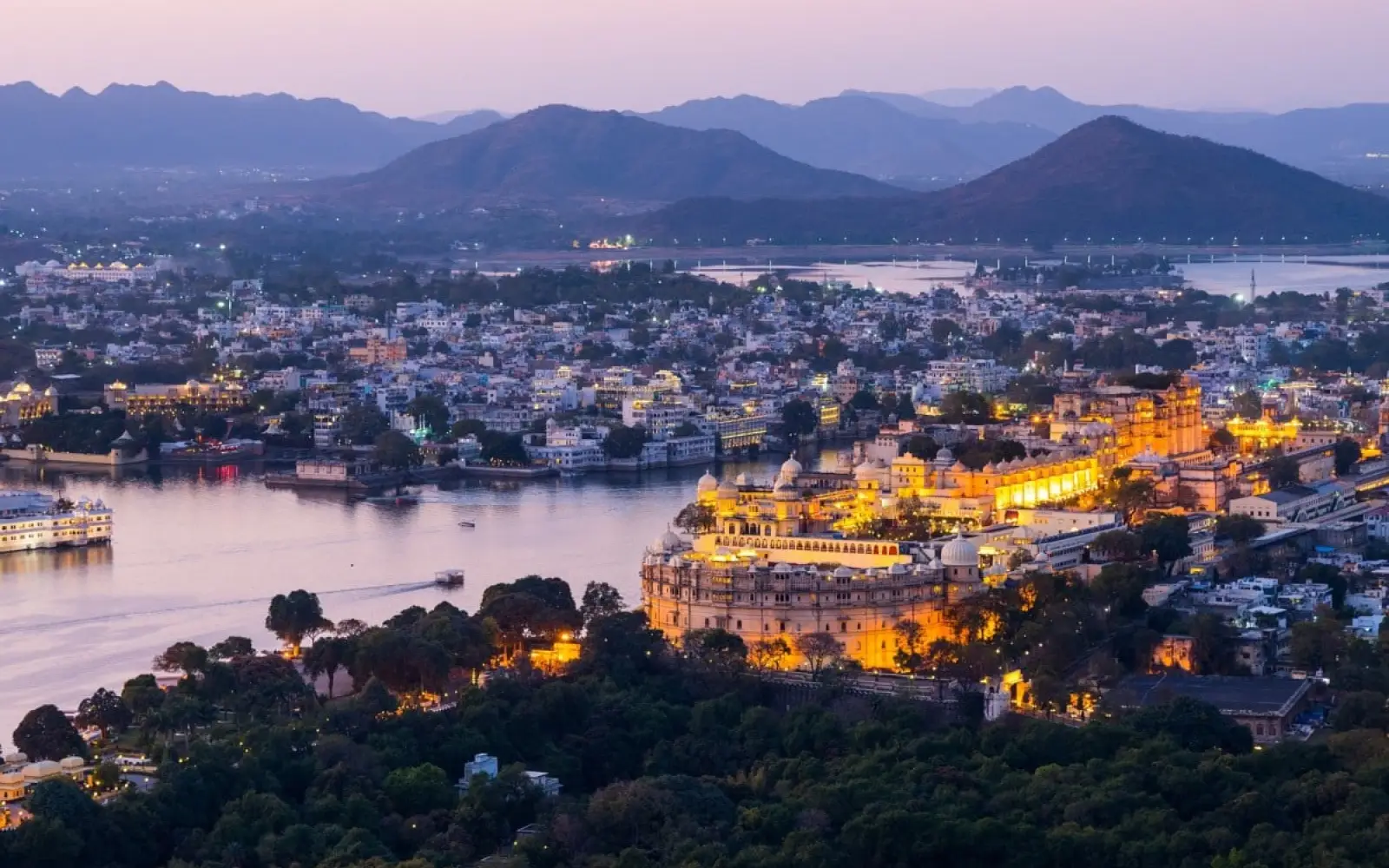 Udaipur kann auch vom Wasser aus bestaunt werden. Viele Anbieter vermieten Boote auf dem Pichola See