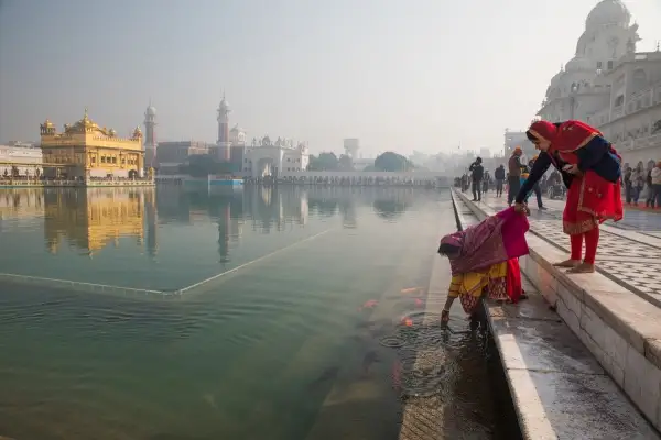 Zwischen Geschichte und Gegenwart: Der goldene Tempel in Amritsar
